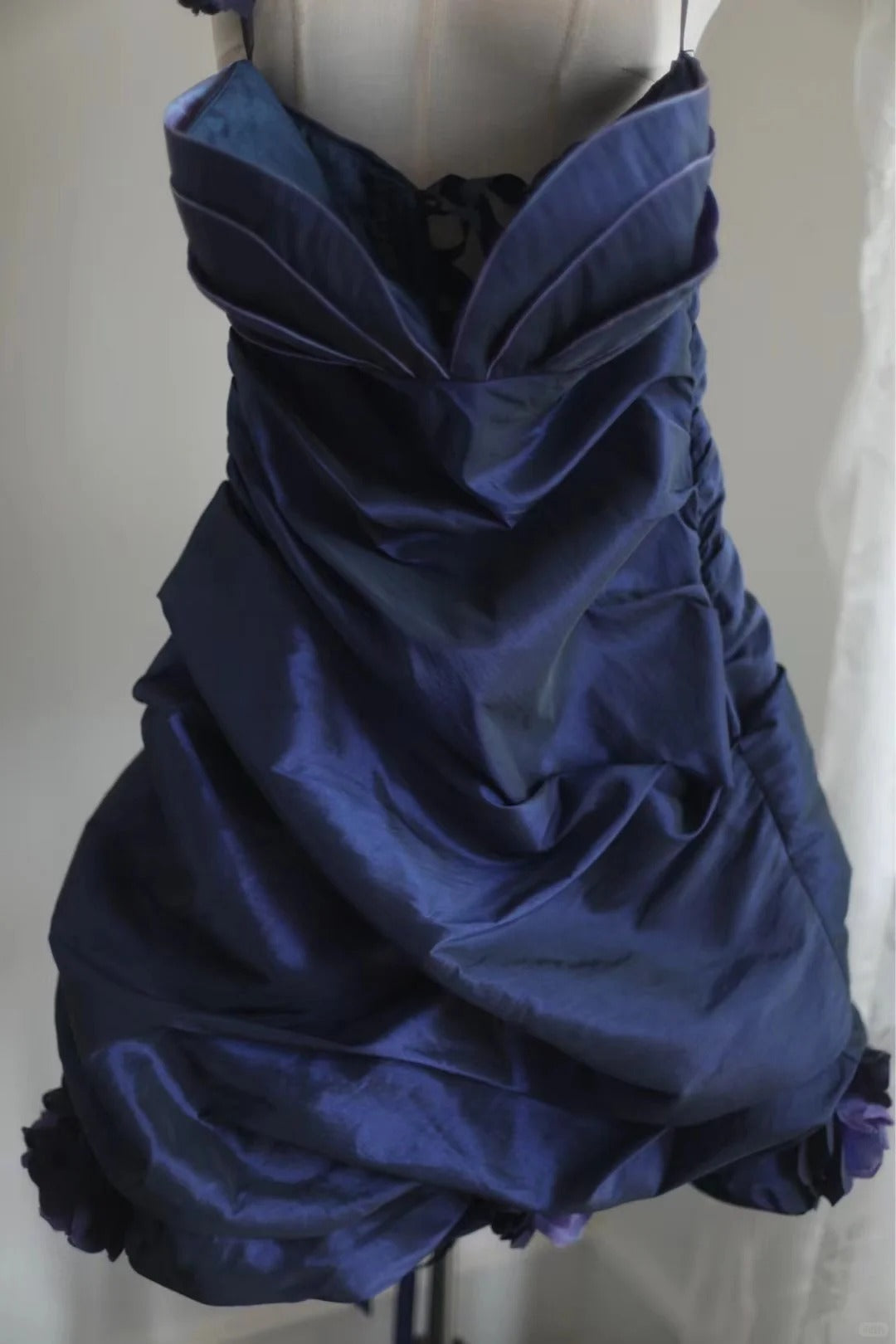 Dunkelblaues unregelmäßig plissiertes kurzes Satin-Heimkehrkleid A-Linie Prinzessinnenkleid Geburtstagskleid gh4376