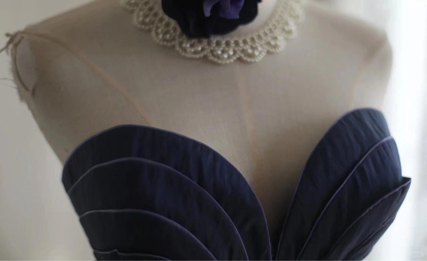 Dunkelblaues unregelmäßig plissiertes kurzes Satin-Heimkehrkleid A-Linie Prinzessinnenkleid Geburtstagskleid gh4376
