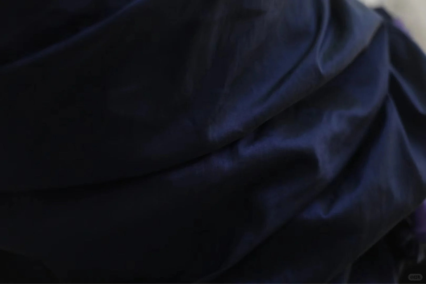 Dunkelblaues unregelmäßig plissiertes kurzes Satin-Heimkehrkleid A-Linie Prinzessinnenkleid Geburtstagskleid gh4376