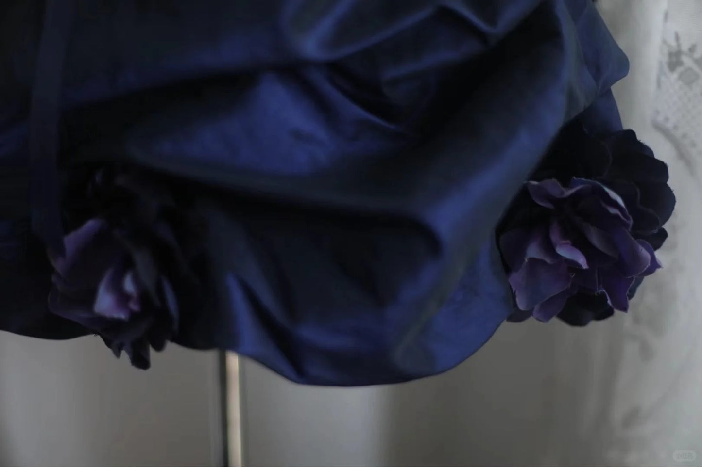Dunkelblaues unregelmäßig plissiertes kurzes Satin-Heimkehrkleid A-Linie Prinzessinnenkleid Geburtstagskleid gh4376