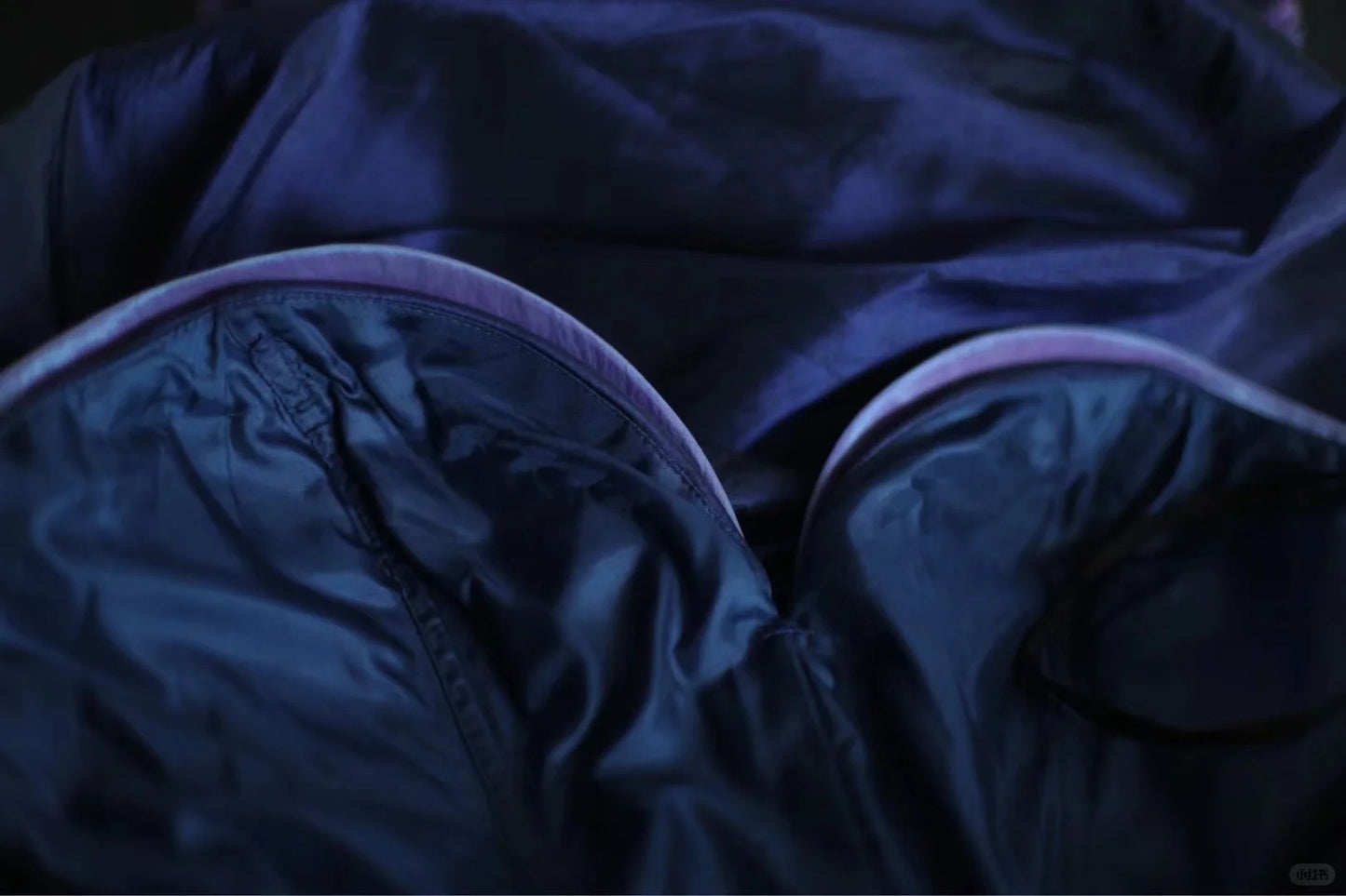 Dunkelblaues unregelmäßig plissiertes kurzes Satin-Heimkehrkleid A-Linie Prinzessinnenkleid Geburtstagskleid gh4376