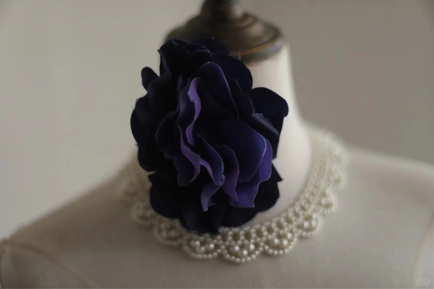 Dunkelblaues unregelmäßig plissiertes kurzes Satin-Heimkehrkleid A-Linie Prinzessinnenkleid Geburtstagskleid gh4376