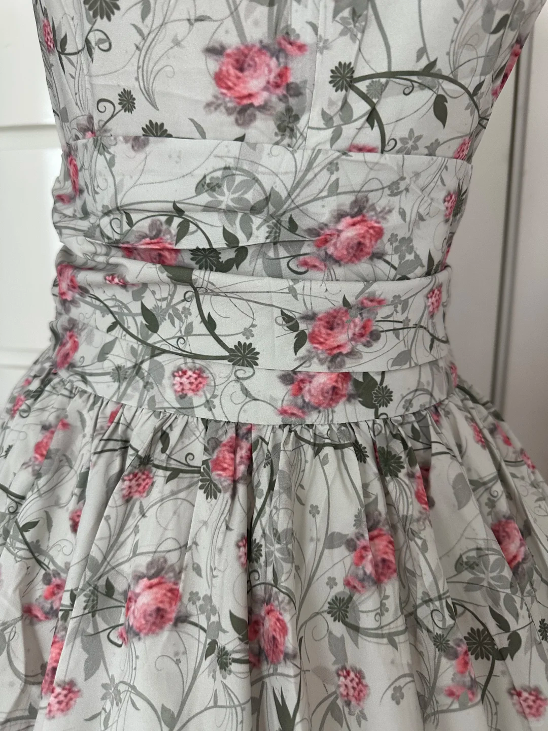 Vintage Halter Neck Floral Midi Dress, Sleeveless Off‑Shoulder High Halter Collar Wide Waistband Full Pleated Swing Skirt Rose Print Cocktail Gown gh9087