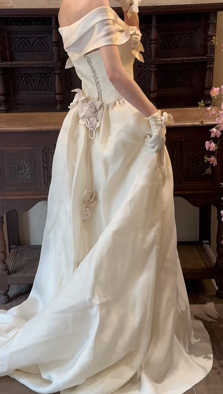 Off‑White Off‑The‑Shoulder Vintage Satin Wedding Gown, 3D Handmade Rose Floral A‑Line Train Bridal Dress gh9061