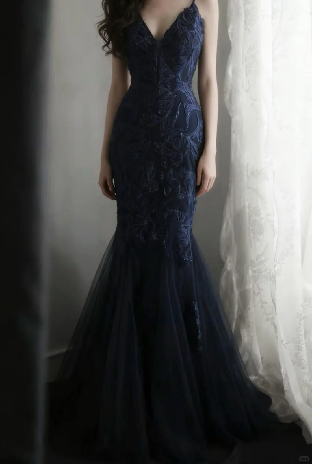 Navy V‑Neck Spaghetti Strap Mermaid Evening Gown, Floral Lace Sequin Applique Tulle Train Formal Prom Dress gh9121