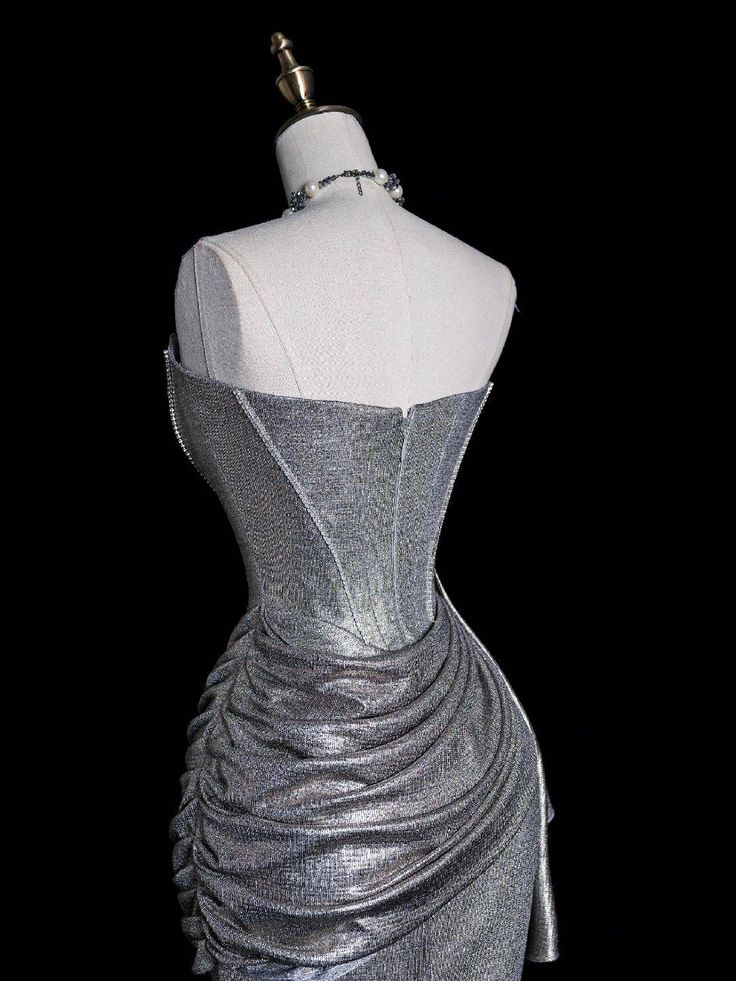 Silbernes, wunderschönes, schimmerndes, schmal geschnittenes, langes Satin-Ballkleid, Abendkleid, Partykleid, gh4967