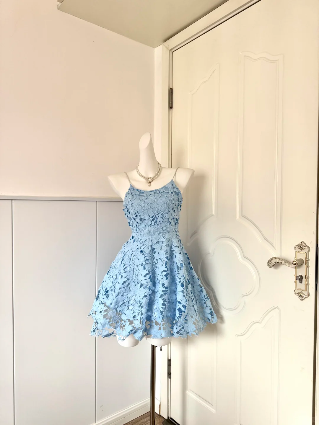 Light Blue Spaghetti‑Strap Lace Short Cocktail Dress, Round Neck High‑Waist A‑Line Mini Homecoming Gown gh9153