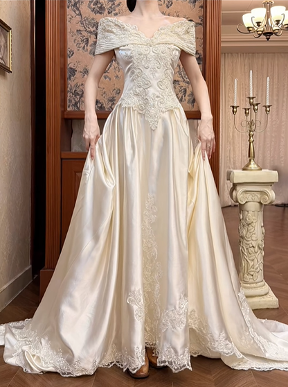 Cream‑Gold Vintage Satin Wedding Gown, V‑Neck Off‑The‑Shoulder Fold‑Over Cape Short Sleeves, Ornate Lace Appliqué Embroidery Bodice, Pointed Waist, A‑Line Long Train With Lace Hem, Prom Dress gh8640