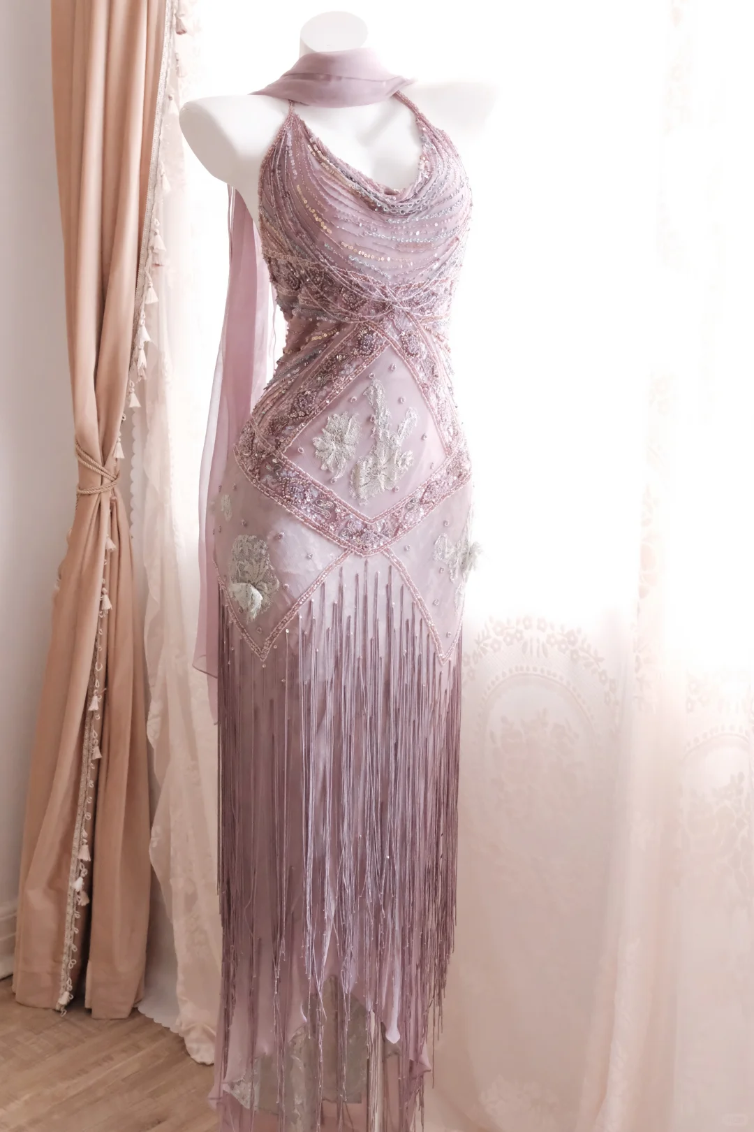 Women Dusty Pink Gatsby Style Evening Gown Halter Cowl Neck Hand-Beaded Lace Appliques Long Fringe Skirt with Matching Sheer Scarf gh9566