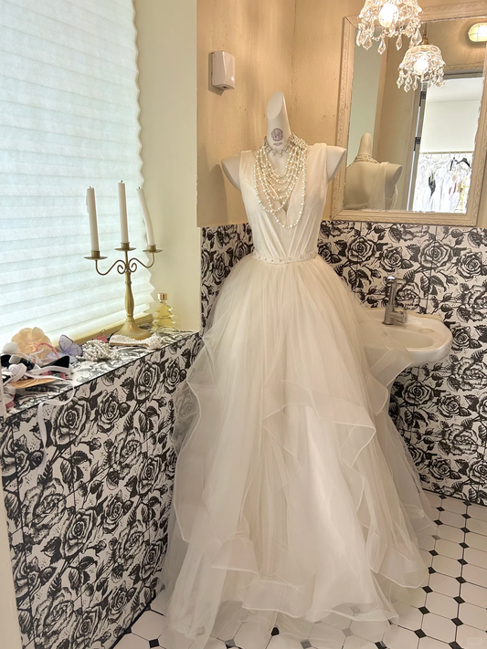 Ivory Sleeveless V-Neck Waist-Cinched Voluminous Skirt Elegant Romantic Dress, Wedding Gown gh7725