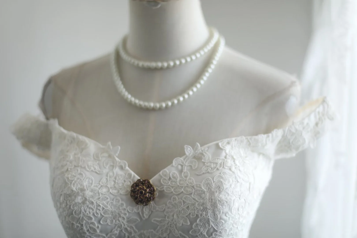Off‑the‑Shoulder Mermaid Wedding Dress, Vintage Lace Bodice Detachable Ruffle Sleeves Satin Waistband Slit Lace Train Bridal Gown gh9108