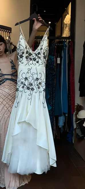 Ivory Spaghetti Straps V Neck Evening Gown Black Floral Beaded Irregular Ruffle Long Formal Prom Dress gh9741