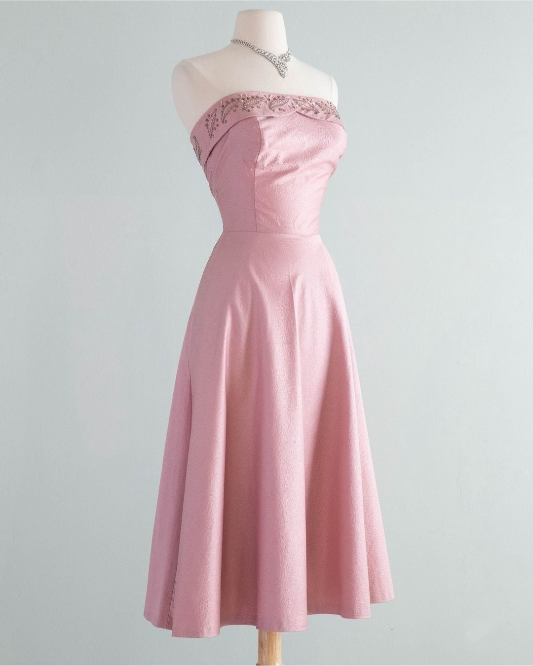 girlhomeshops – Rosa, zart geblümtes, kurzes/mittellanges, figurbetontes Satin-Heimkehrkleid gh5563