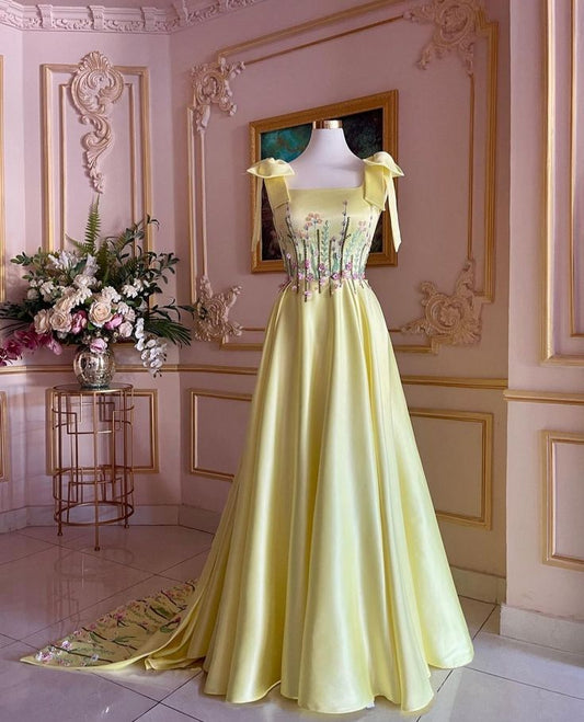 Robe de soirée longue en satin jaune magnifique et exquise à bretelles larges et florales, longue au sol, traîne formelle, personnalisée, gh3149