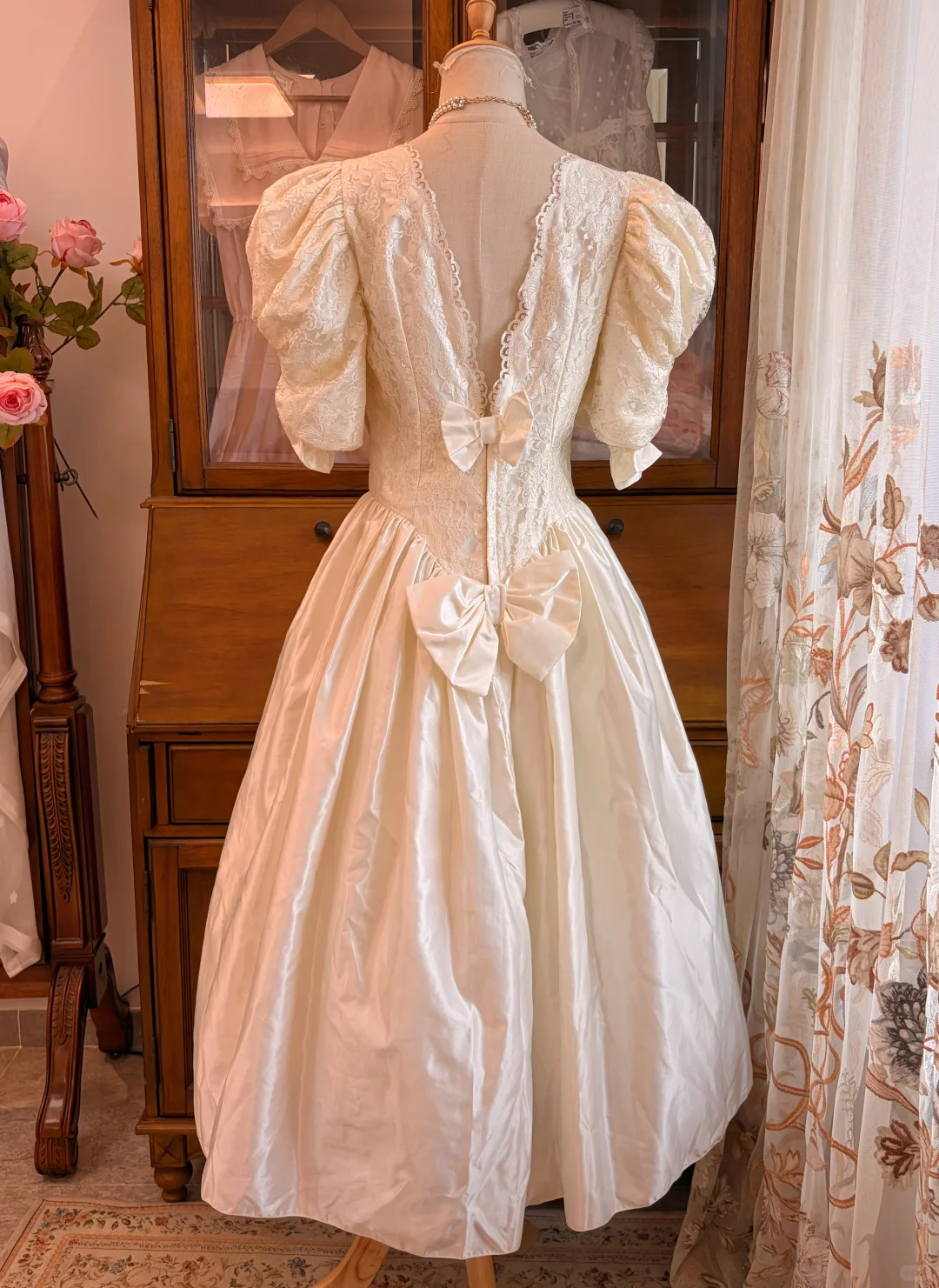 Cream White Vintage Satin Wedding Gown, Lace Puff Elbow Sleeve Ballgown gh9295