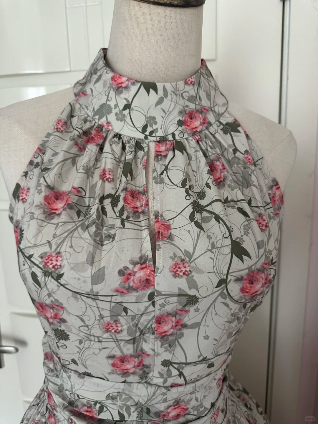 Vintage Halter Neck Floral Midi Dress, Sleeveless Off‑Shoulder High Halter Collar Wide Waistband Full Pleated Swing Skirt Rose Print Cocktail Gown gh9087