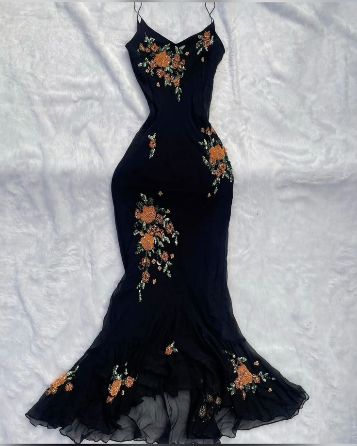 Schwarzes, glänzendes, elegantes Spaghettiträger-Abendkleid mit orangefarbener Blumenstickerei und schmaler Passform im Meerjungfrau-Stil aus Chiffon im Ballkleid-Stil gh3361
