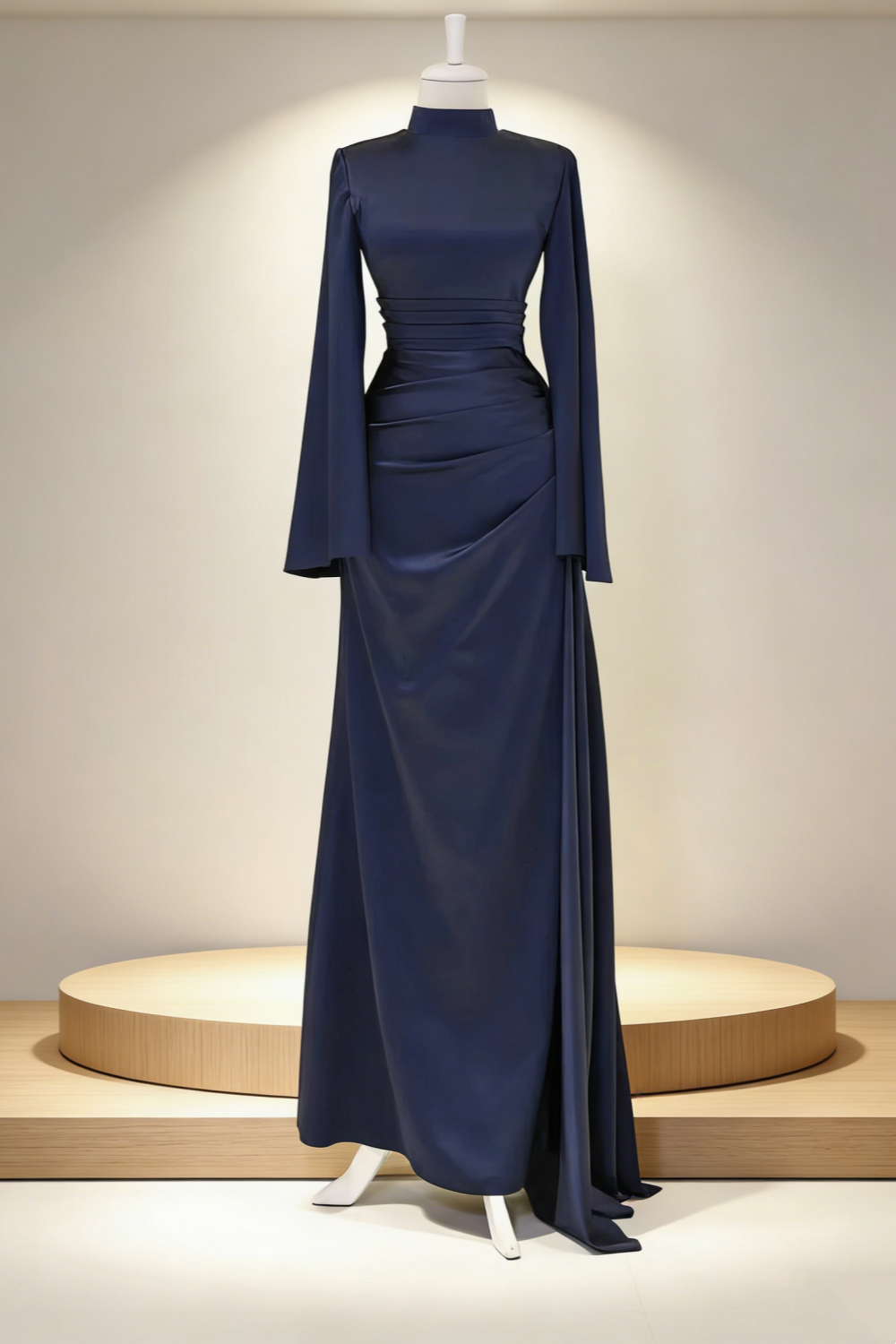 Langärmeliges, marineblaues, mattes Satinkleid mit Drapierung – hochgeschlossenes, weitärmeliges Cocktailkleid im eleganten Stil gh6969