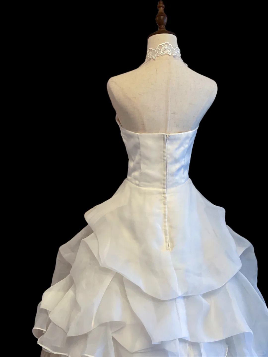 Vintage Halter Wedding Gown, Sweetheart Neck, Floral Lace Applique Ruched Bodice, Waist Bow Sash, Multi‑Layer Ruffled Ballgown Skirt, Lace Hem Trim, Bridal Prom Dress gh8903