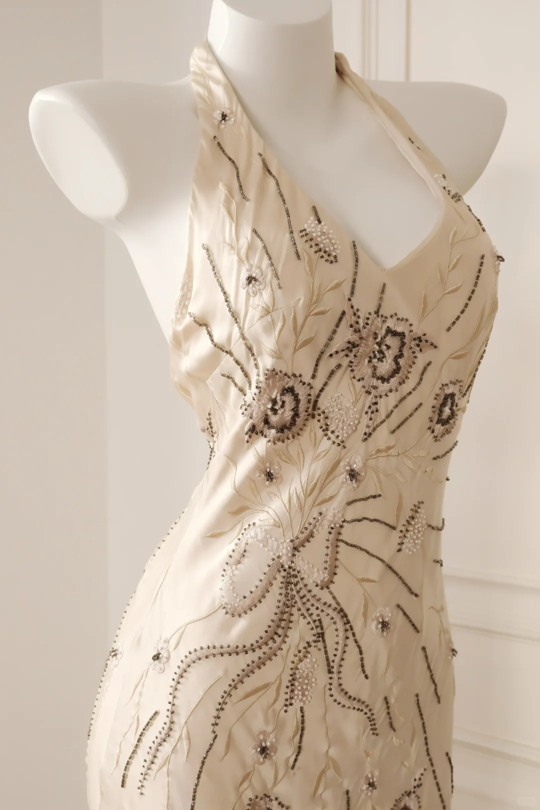 Women Vintage Long Mermaid Formal Dress Halter Neck V Neck Backless Champagne Satin Hand Beaded Floral Vine Embroidery Evening Gown gh9587