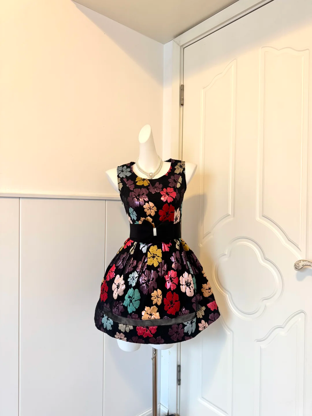 Black Colorful Floral Jacquard Homecoming Dress Sleeveless Round Neck A-Line Cocktail Party Gown gh9385