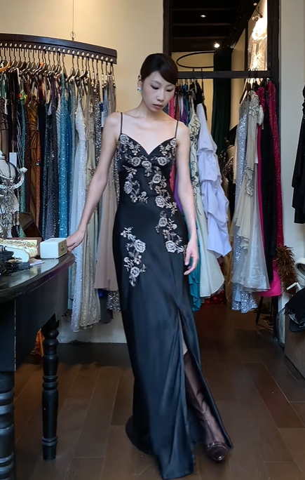 Spaghetti Straps Black Satin Evening Gown Sweetheart Floral Embroidery Beaded High Side Slit Long Prom Dress gh9710