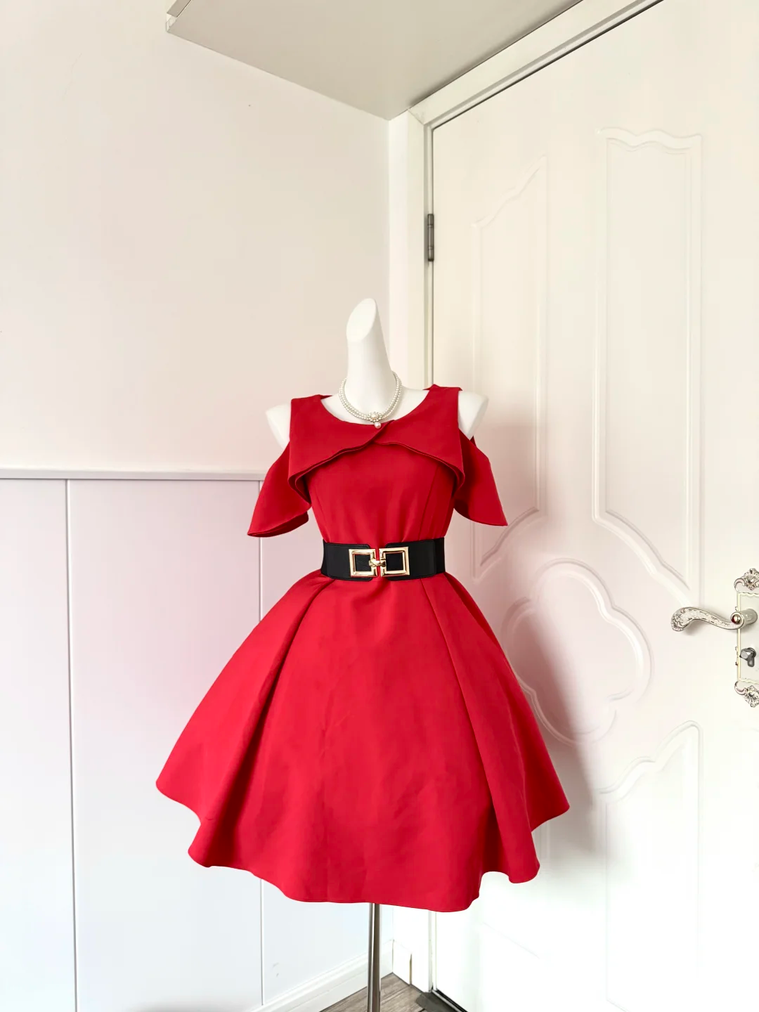 Women Red Homecoming Dress, Ruffle Cold‑Shoulder Neckline, Wide Black Sash With Decorative Gold Buckle, High Waist Voluminous A‑Line Mini Cocktail Party Dress gh9241