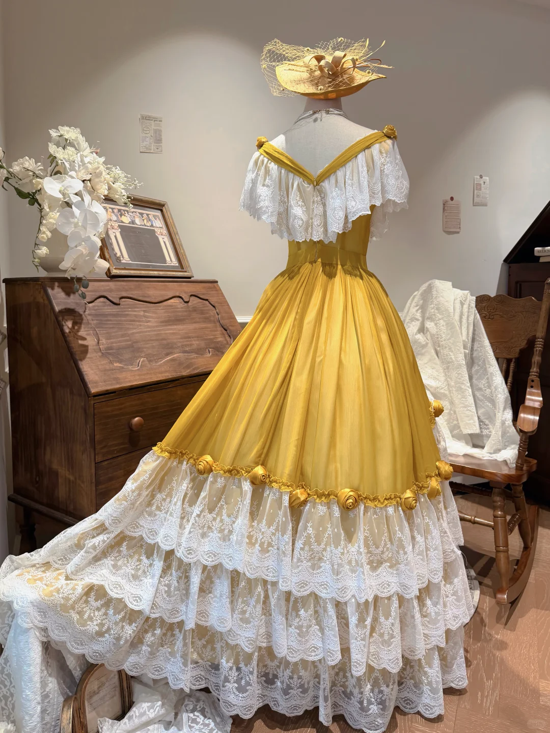 Vintage Yellow V-Neck White Lace Fitted Waist Tiered Cake Skirt Prom & Evening Party Dress gh8495