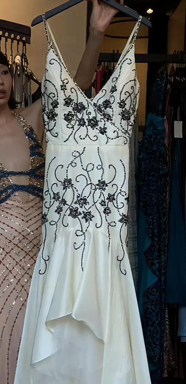 Ivory Spaghetti Straps V Neck Evening Gown Black Floral Beaded Irregular Ruffle Long Formal Prom Dress gh9741