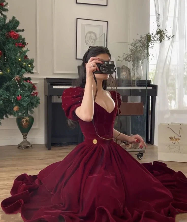 Burgunderrotes Samtkleid mit V-Ausschnitt, kurzen Puffärmeln, Perlenbesetzt, A-Linie, bodenlang, Ballkleid, Abendkleid, Weihnachtspartykleid gh3042
