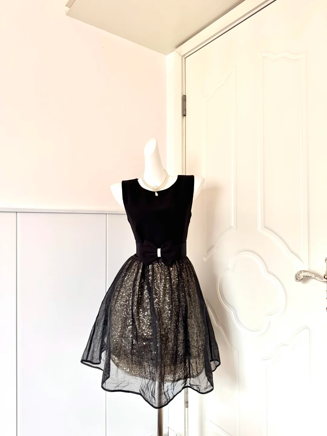 Black Sleeveless Short Cocktail Dress, Round Neck Black Bow Sash Gold Sequin Under‑Skirt Tulle Overlay Homecoming Party Gown gh9234