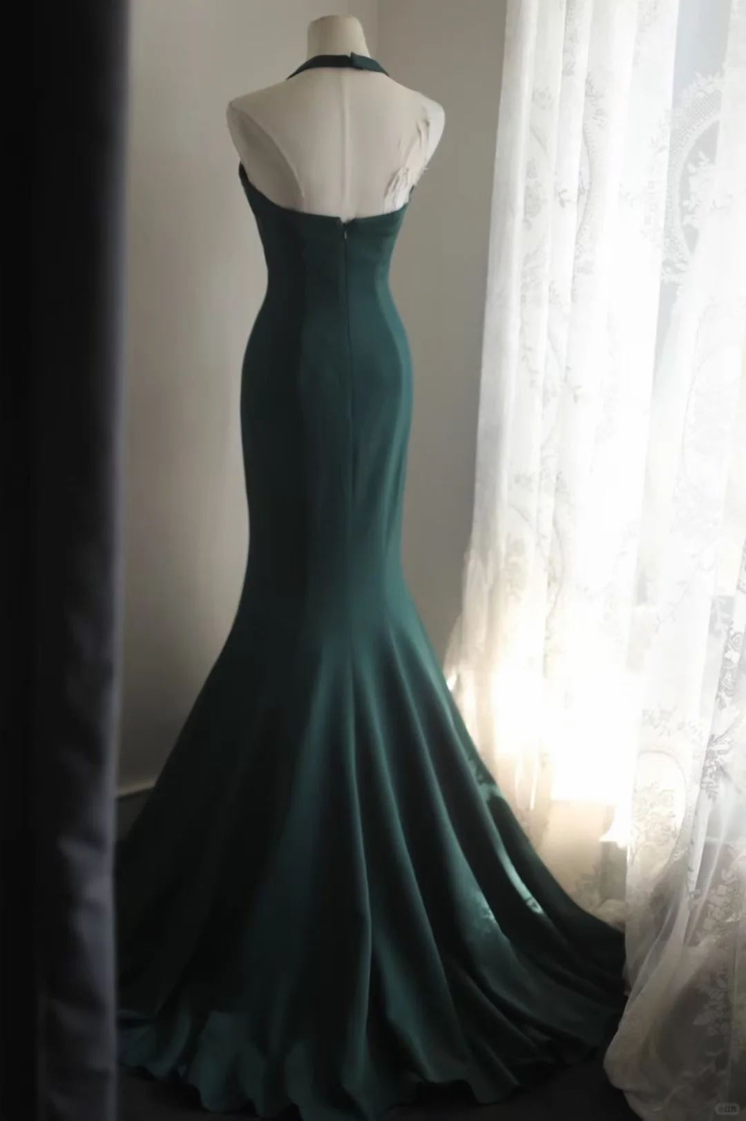 Emerald Green Halter V‑Neck Satin Mermaid Evening Gown, Vintage Metal Brooch Fitted Long Formal Prom Dress gh9122