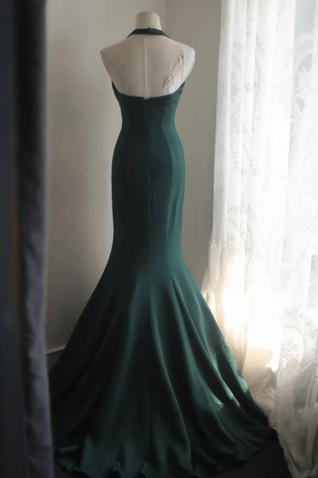 Emerald Green Halter V‑Neck Satin Mermaid Evening Gown, Vintage Metal Brooch Fitted Long Formal Prom Dress gh9122