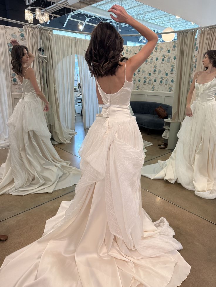 girlhomeshops - Robe de mariée blanche longue avec traîne - une robe de mariée tendance pour les futures mariées (réf. gh6170)