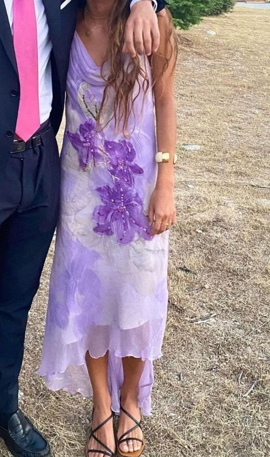 Girlhomeshops - Robe de bal mi-longue violette sans manches en mousseline de soie avec détails floraux gh5819