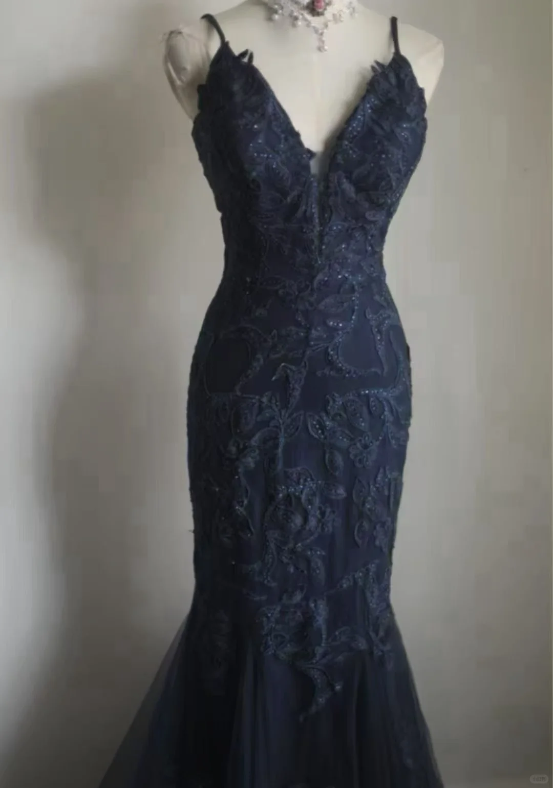 Navy V‑Neck Spaghetti Strap Mermaid Evening Gown, Floral Lace Sequin Applique Tulle Train Formal Prom Dress gh9121