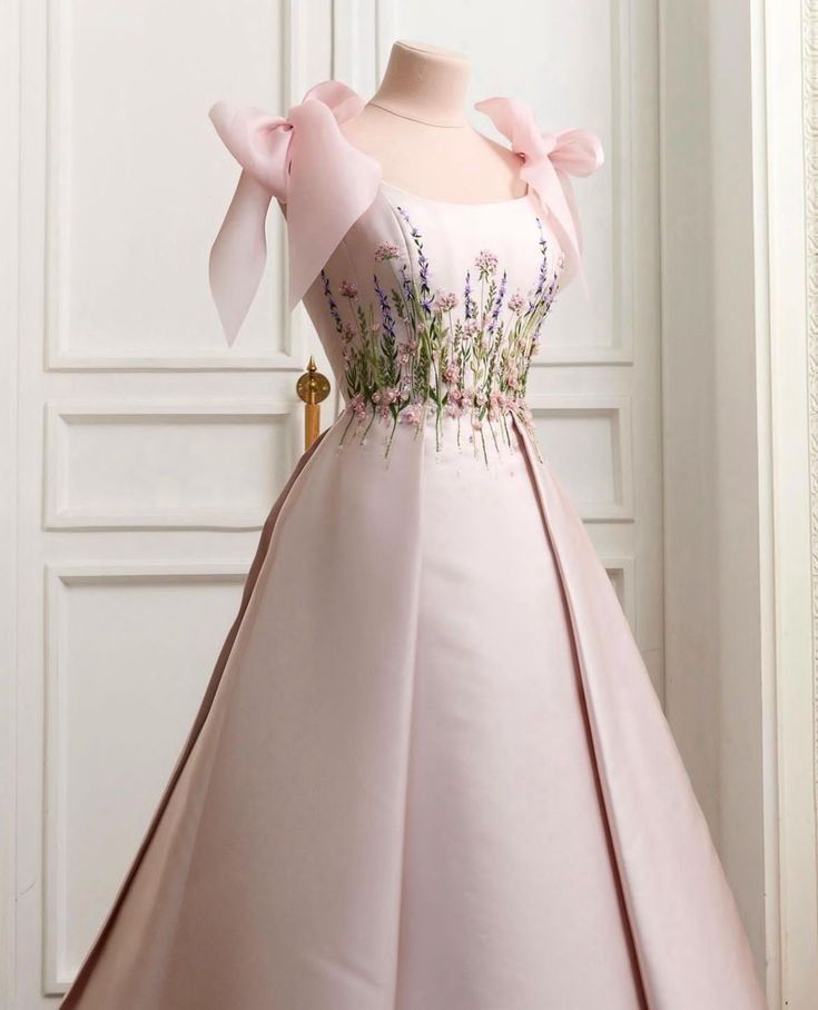 Wunderschönes, exquisites, florales langes Satin-Abendkleid mit Blumenmuster in Rosa, gh3147
