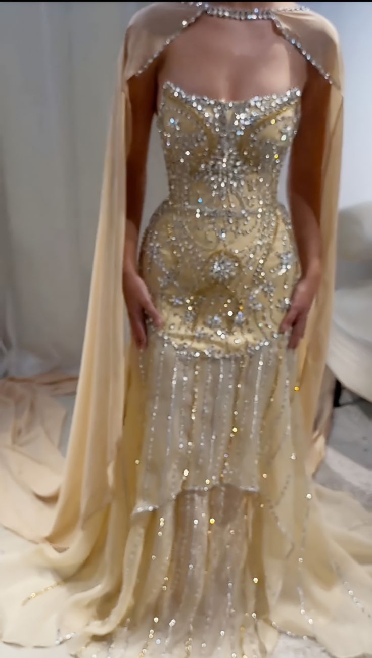 Ärmelloses, champagnerfarbenes Meerjungfrauenkleid mit Strasssteinen | Luxuriöses, elegantes Maxikleid mit Cape und Schleppe für den Galaball gh6458