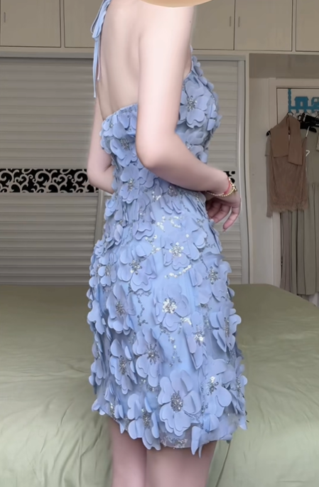 Charming Dusty Blue Halter Neck Short Homecoming Dress Sleeveless Cold‑Shoulder 3D Fabric Floral Appliques Rhinestone Detail Fitted A‑Line Mini Cocktail Gown for Prom Birthday Party Photoshoot gh8955