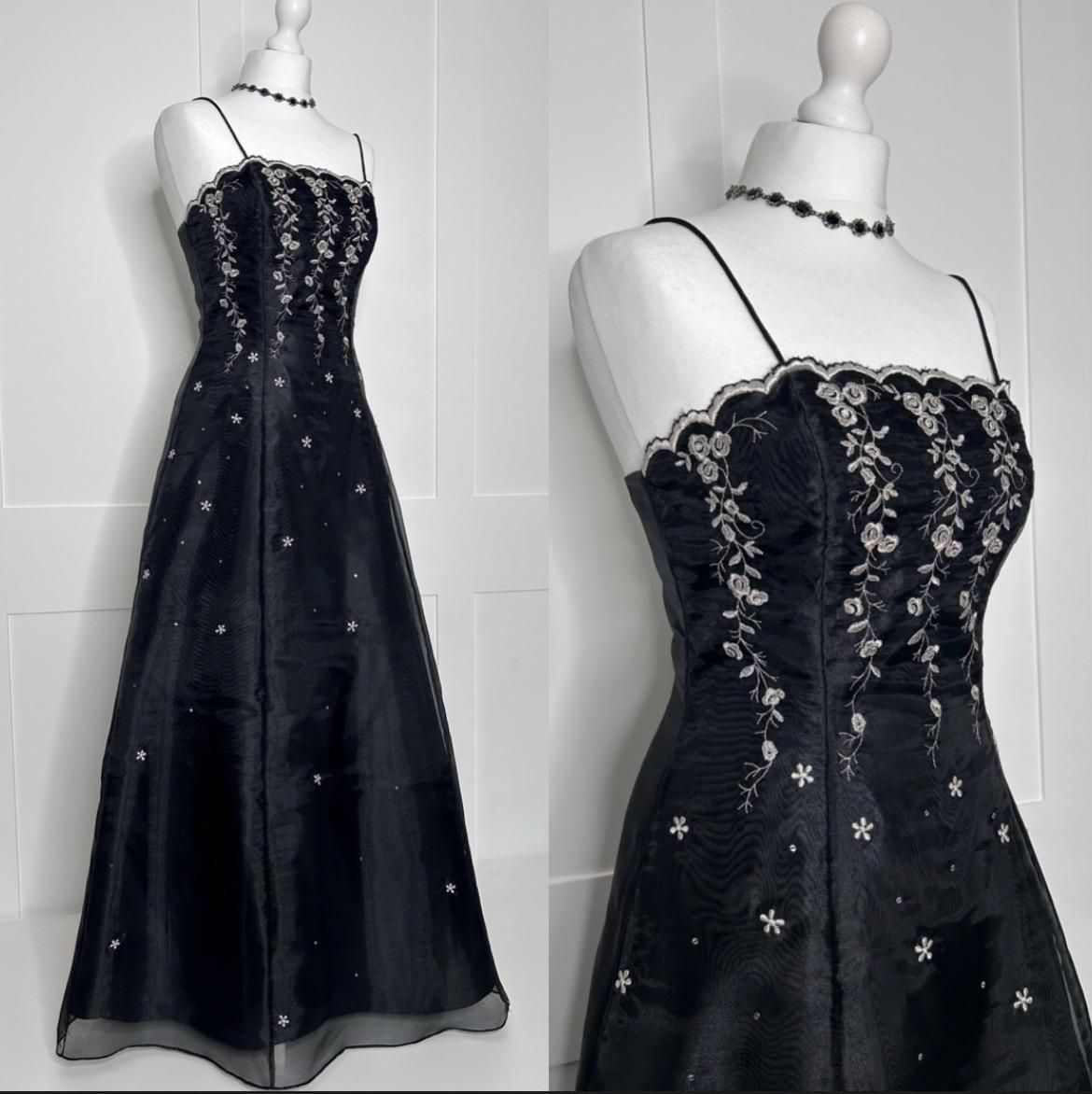 Schwarzes und silbernes besticktes Camisole-Kleid: Spitzenbesatz, Paillettenverzierung, sexy Partykleid im Gothic-Stil gh6608