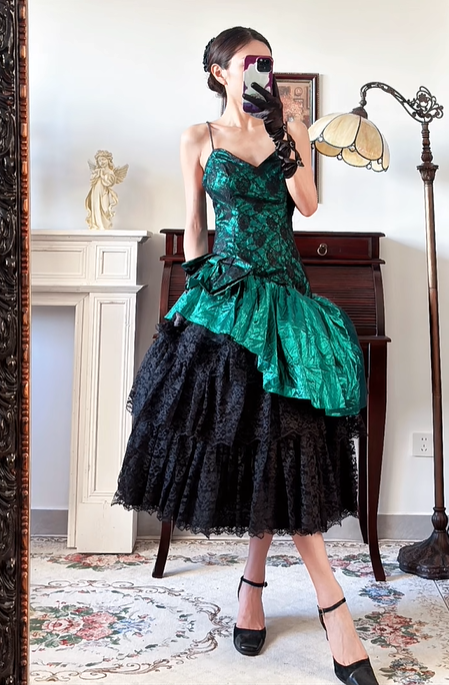 Peacock‑Green‑Vintage Spaghetti‑Strap‑Sweetheart Green‑Black‑Lace‑Bodice Asymmetric‑Contrast‑Layered‑Skirt Glossy‑Green‑Ruffle Multi‑Tier‑Black‑Lace‑Midi Evening Prom Gown gh8819