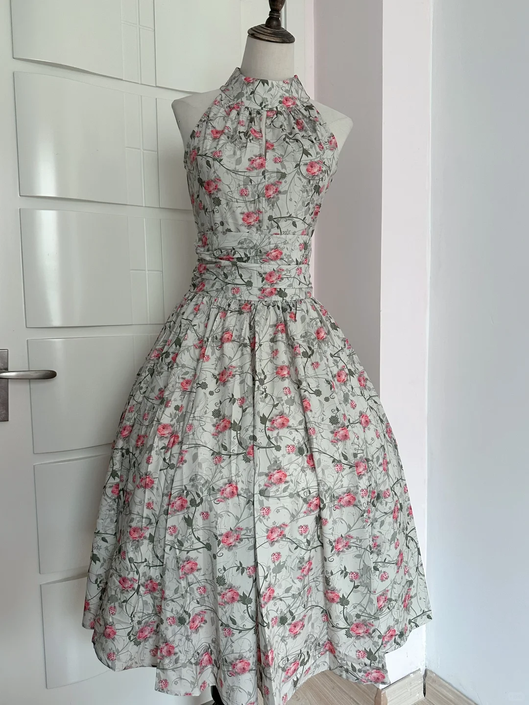 Vintage Halter Neck Floral Midi Dress, Sleeveless Off‑Shoulder High Halter Collar Wide Waistband Full Pleated Swing Skirt Rose Print Cocktail Gown gh9087