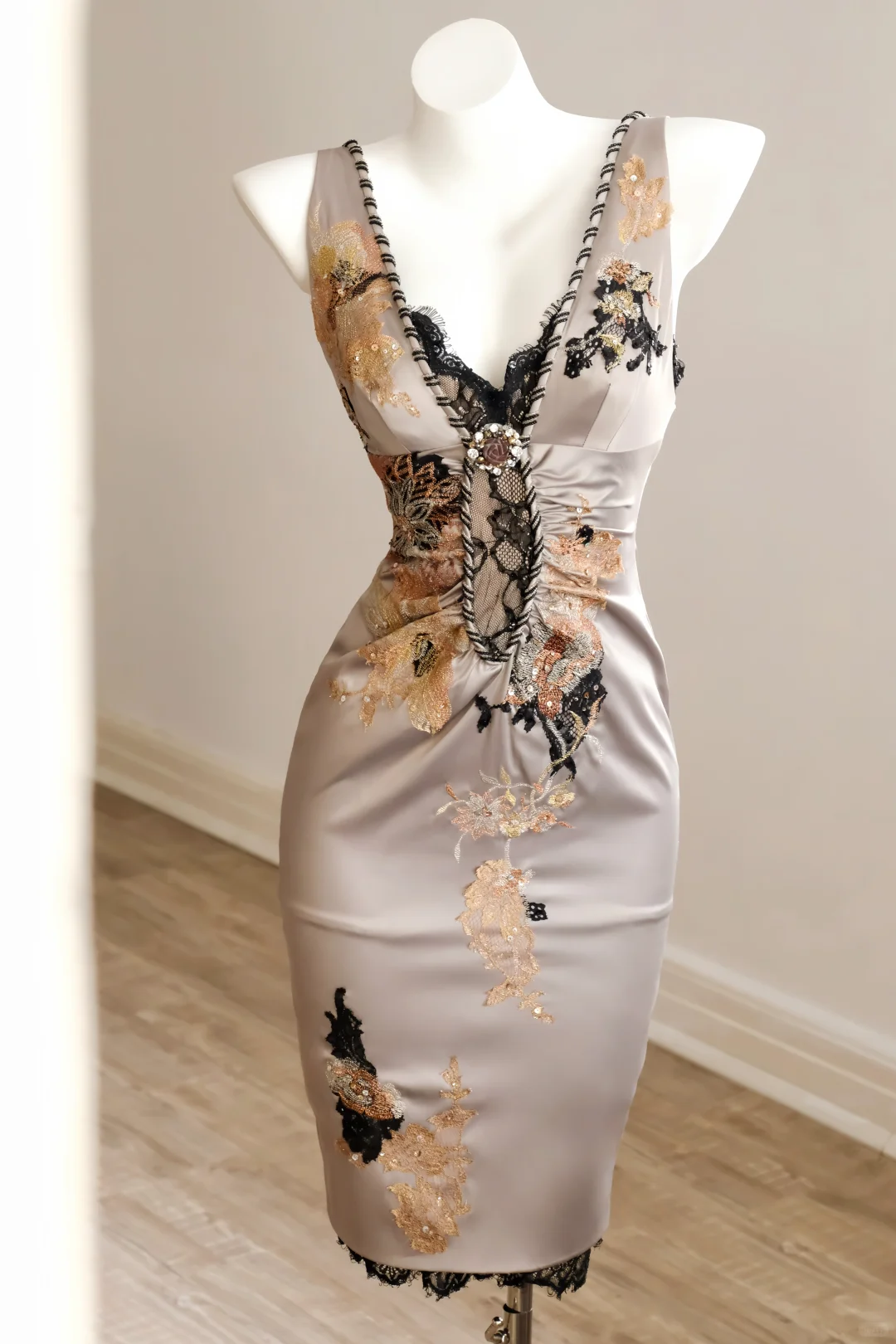 Women Vintage Midi Bodycon Formal Dress Sleeveless Deep V Neck Taupe Champagne Satin Black & Gold Lace Floral Appliqué Sequin Evening Gown gh9590