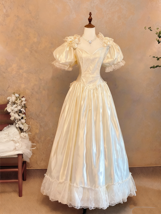 girlhomeshops - Robe longue rétro style cour en satin crème, manches bouffantes et dentelle ornée