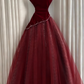 Ärmelloses burgunderrotes Samt- und Tüllkleid | Luxuriöses, elegantes Ballkleid mit Perlenbesatz und Schleppe gh6471