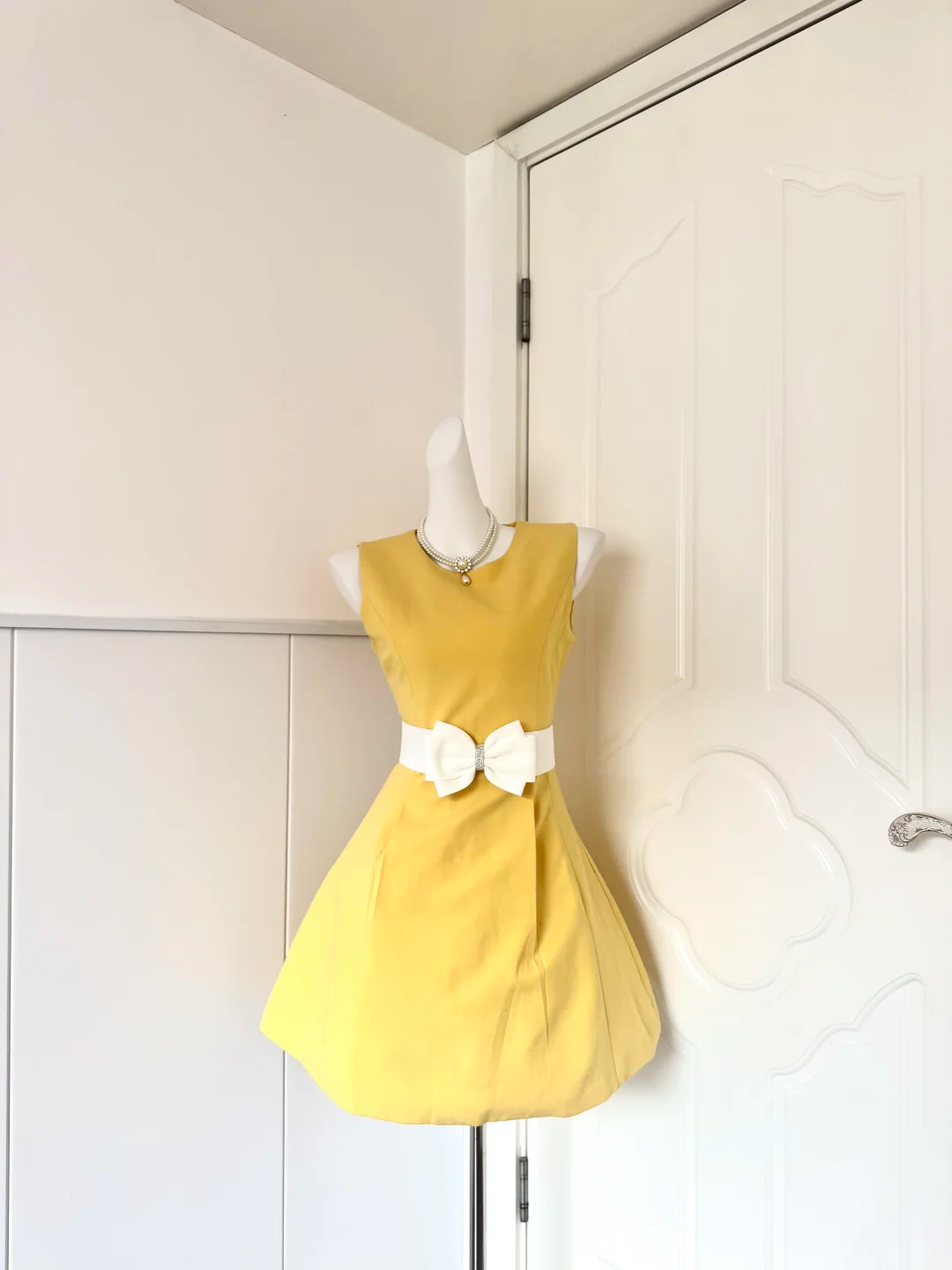 Mustard Yellow Sleeveless Short Cocktail Dress, Round Neck White Rhinestone Bow Sash High‑Waist A‑Line Mini Homecoming Gown gh9156