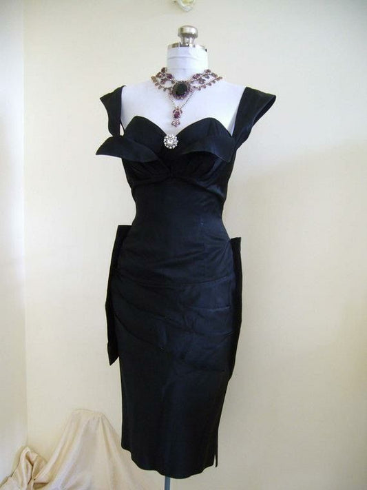 Girlhomeshops - Robe de soirée courte en satin noir, simple et tendance, avec col en cœur, gh5642