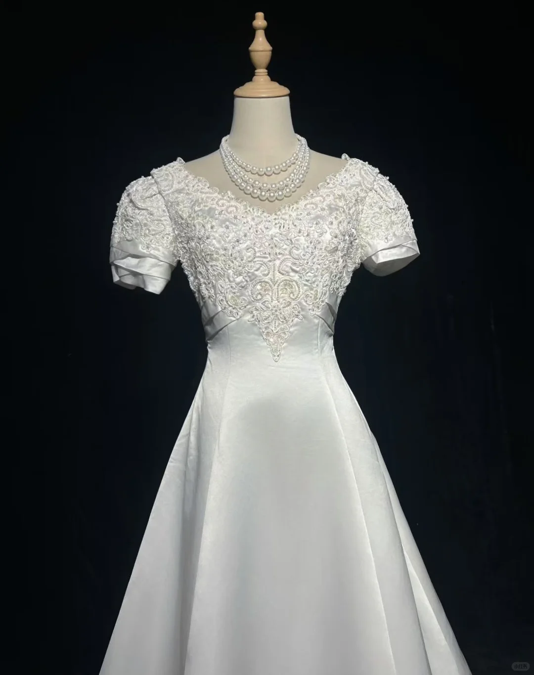 Round Neck Vintage A Line Bridal Gown Puff Short Sleeves Lace Embroidery Wedding Dress with Train gh9542