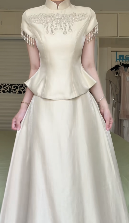 New Chinese Style Two‑Piece Prom Evening Gown Beige Satin Stand Collar Short Sleeve Dress Beaded Tassel Detail A‑Line Long Skirt for Wedding Guest Banquet Formal Occasion gh8943