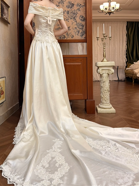 Cream‑Gold Vintage Satin Wedding Gown, V‑Neck Off‑The‑Shoulder Fold‑Over Cape Short Sleeves, Ornate Lace Appliqué Embroidery Bodice, Pointed Waist, A‑Line Long Train With Lace Hem, Prom Dress gh8640